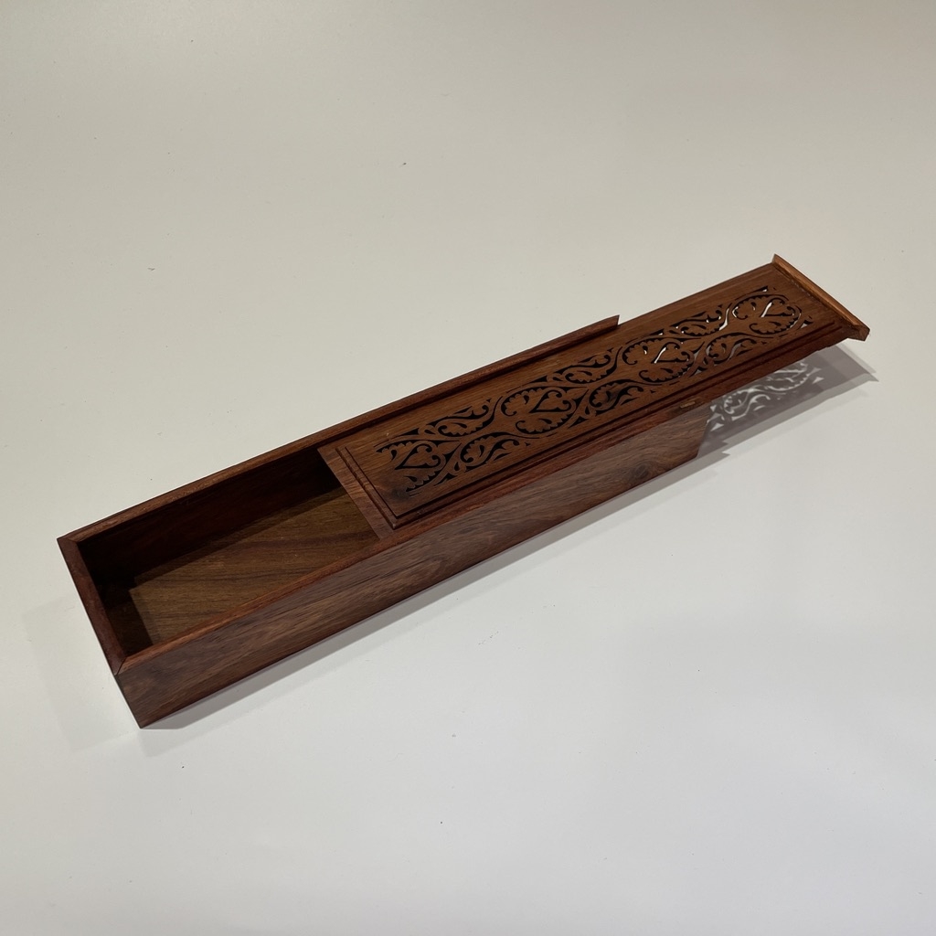 Hộp đựng đũa, thìa, dĩa, bút viết chạm trổ băng gỗ hương cap cấp, nắp trượt tiện lợi, thân thiện với môi trường