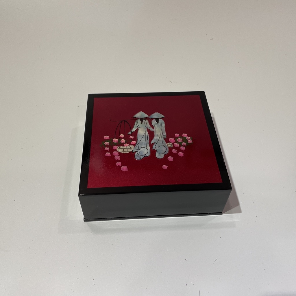 Miếng lót ly nước cao cấp cẩm xà cừ, hình cô gái Việt Nam, màu trắng trang nhã, phong cách hoài cổ