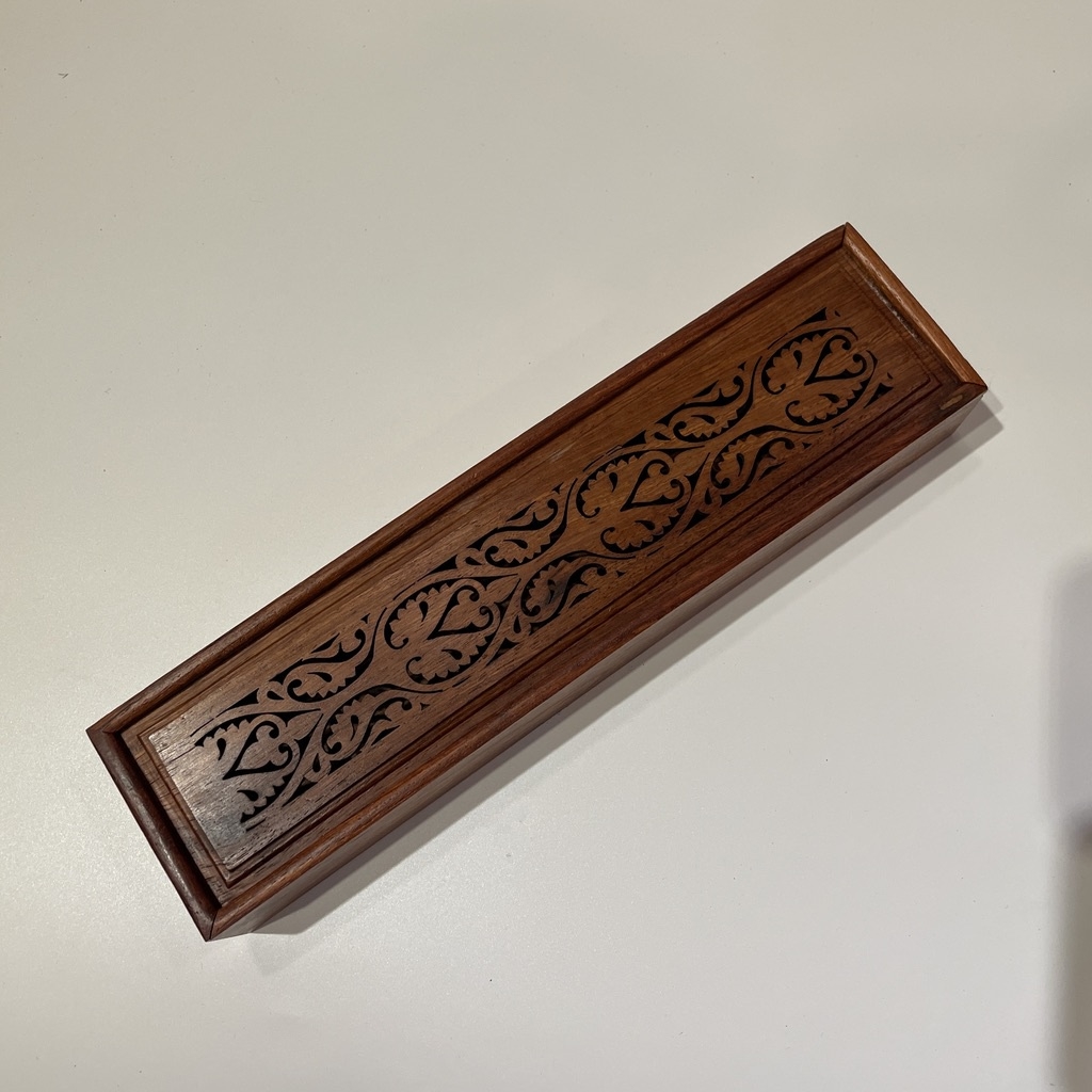 Hộp đựng đũa, thìa, dĩa, bút viết chạm trổ băng gỗ hương cap cấp, nắp trượt tiện lợi, thân thiện với môi trường